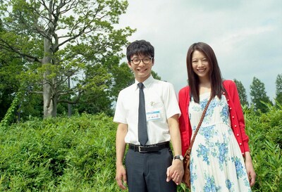 主演の星野源と、相手役を務める夏帆。