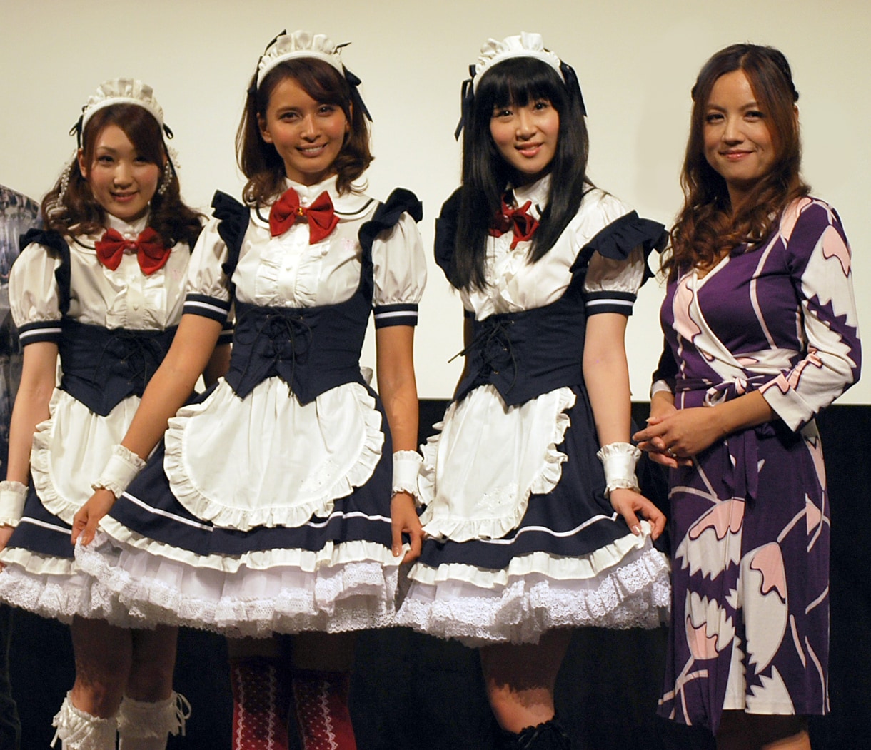 加藤夏希とAKB48仲谷＆中田、萌えメイド姿で舞台挨拶 - 音楽ナタリー