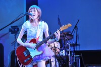 「すぅ」こと吉田菫（Vo, G）