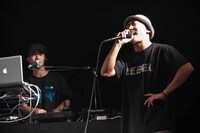 左からYoung-Gと田我流。（Photo by 雨宮透貴）