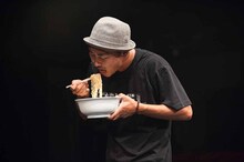 冷えたラーメンを食べる田我流。（Photo by 雨宮透貴）