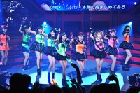 新曲「ワクテカ Take a Chance」を披露するモーニング娘。