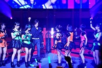 プロデューサーのつんく♂が登場。