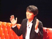 ATSUSHIに向かって話をする千原ジュニア。