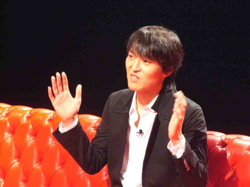 ATSUSHIに向かって話をする千原ジュニア。