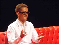 千原ジュニアに向かって話をするATSUSHI。