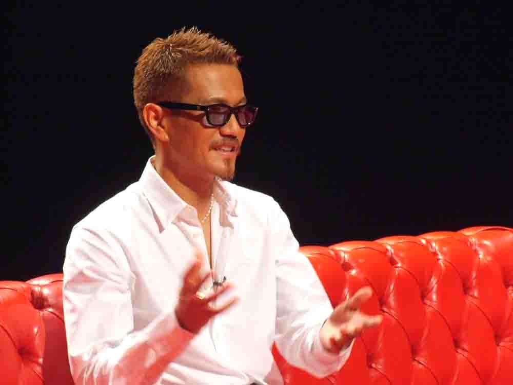 千原ジュニアに向かって話をするATSUSHI。