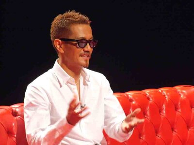 千原ジュニアに向かって話をするATSUSHI。