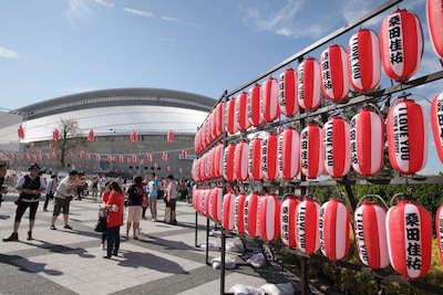 セキスイハイムスーパーアリーナ周辺には桑田から贈られた提灯が飾られた。