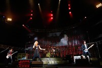 写真は9月14日の府中公演の模様。