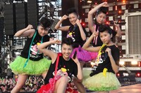 今週の人気の画像9位は「『氣志團万博』初日、近藤真彦サプライズ出演に観客熱狂」より、ももいろクローバーZ。