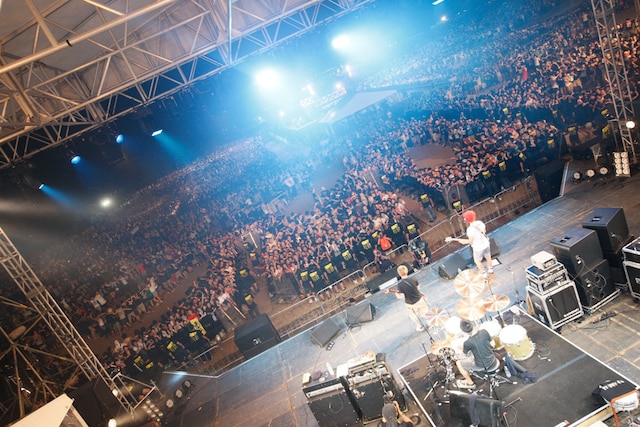 ステージから観た「AIR JAM 2012」会場の様子（Photo by Tsukasa Miyoshi<Showcase>）。