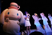 シナモン（写真左端）とでんぱ組.incのコラボレーション。