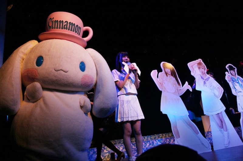 シナモン（写真左端）とでんぱ組.incのコラボレーション。