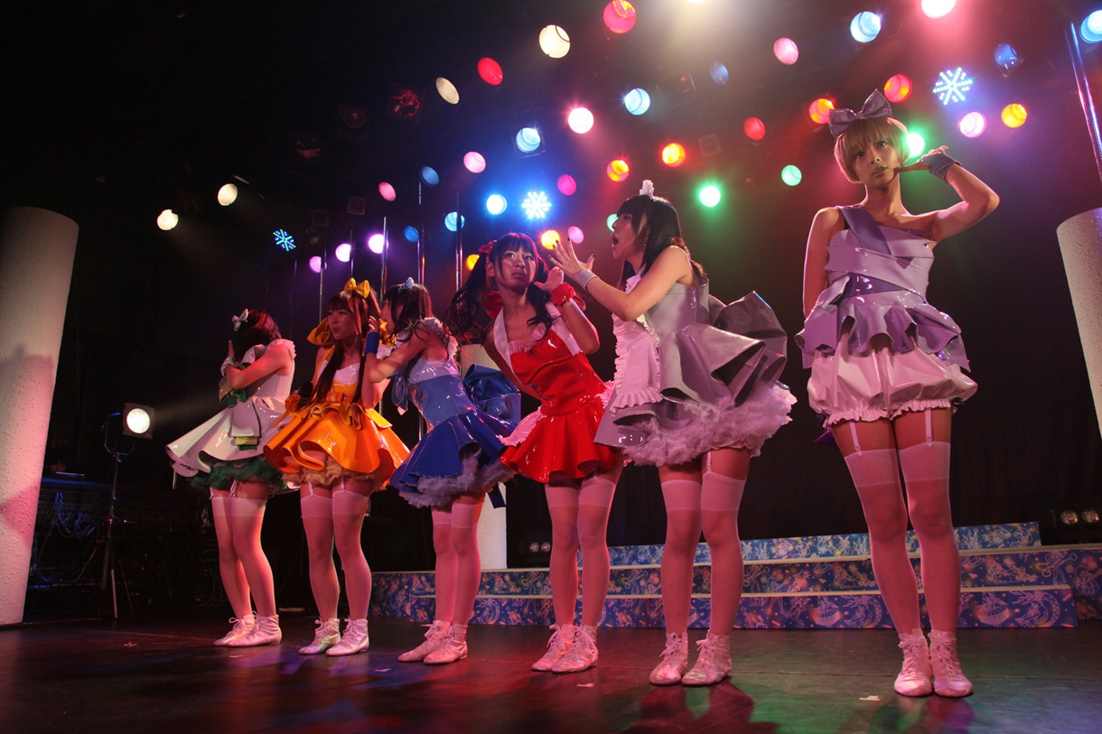 でんぱ組.incワンマンライブ「愛をでんぱに」の様子。