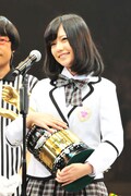 優勝トロフィーを手にした島崎遥香。