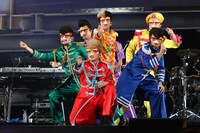 「外人さん」を披露する氣志團。