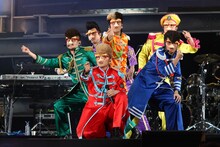 「外人さん」を披露する氣志團。