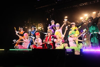 写真は9月16日の「氣志團万博2012」より、氣志團とももいろクローバーZのライブの模様。