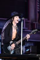 今週の人気の画像8位は「ayu学ラン！キリショー裸！氣志團万博2日目も大盛況」より、HYDE。