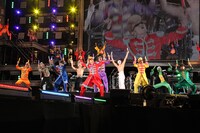 今年の人気の画像25位は「ayu学ラン！キリショー裸！氣志團万博2日目も大盛況」より、氣志團とゴールデンボンバーによるクロージングパフォーマンスの様子。