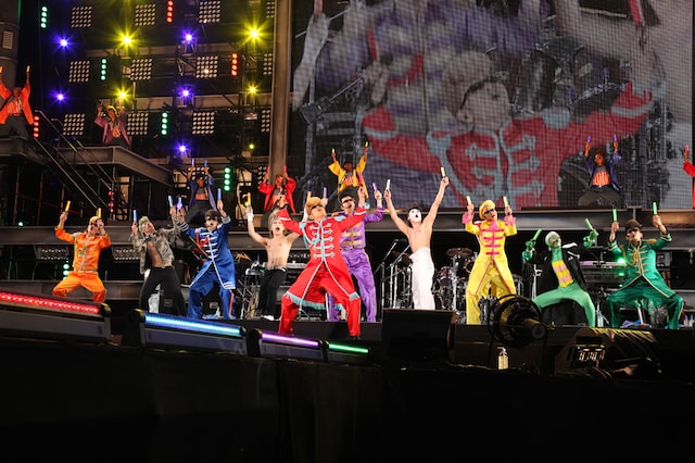 9月17日の「氣志團万博2012」で繰り広げられた、氣志團とゴールデンボンバーによるクロージングパフォーマンスの様子。