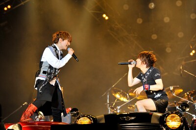 サプライズゲストとして登場したTETSUYA（写真左）と西川貴教（右）。