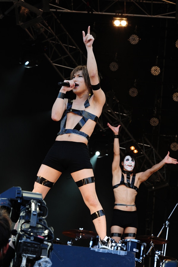 T.M.Revolution「HOT LIMIT」のコスプレで登場したゴールデンボンバー。