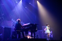 浅倉大介（写真左）のピアノ伴奏で「三つ編みの君ヘ」を歌う渡辺麻友（右）。