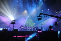 新曲「UZA」を披露するAKB48新選抜メンバー。