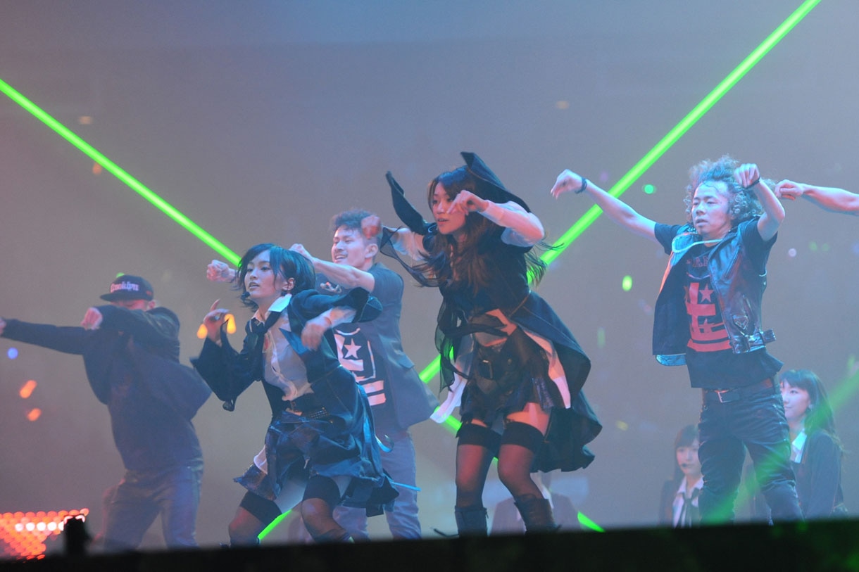 新曲「UZA」を披露するAKB48新選抜メンバー。