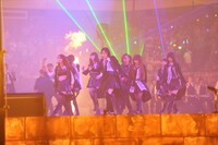 新曲「UZA」を披露するAKB48新選抜メンバー。