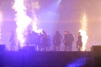 新曲「UZA」を披露するAKB48新選抜メンバー。