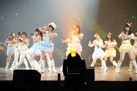 「上からマリコ」を披露するAKB48。