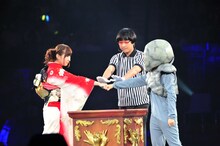 昨年9月に行われた「AKB48 29thシングル選抜じゃんけん大会」で、岩のコスチュームでじゃんけんに臨む内田眞由美（右）。