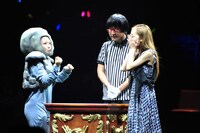 昨年9月に行われた「AKB48 29thシングル選抜じゃんけん大会」で、岩のコスチュームでじゃんけんに臨む内田眞由美（左）。