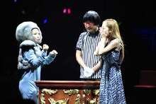 昨年9月に行われた「AKB48 29thシングル選抜じゃんけん大会」で、岩のコスチュームでじゃんけんに臨む内田眞由美（左）。