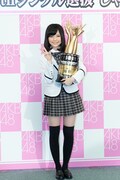 優勝トロフィーを手にした島崎遥香。