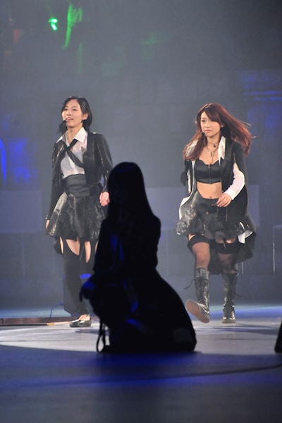 ダブルセンターを務める松井珠理奈、大島優子（写真左から）。