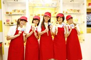 クレープ屋では、店員の制服を身にまといクレープの味をPR。