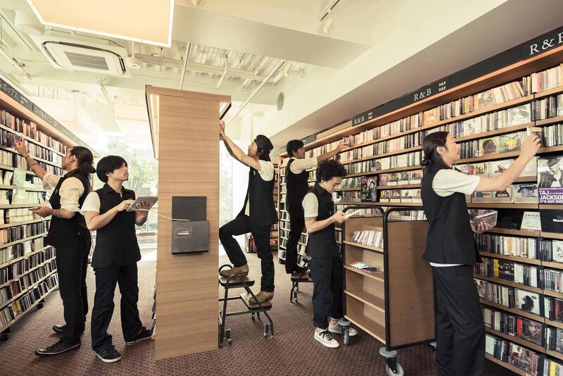 代官山蔦屋書店の店員に扮して棚の整理業務を行うDragon Ashのメンバーたち。