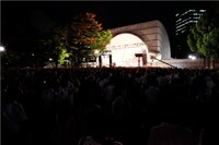 ライブ中の代々木公園野外ステージの全景。