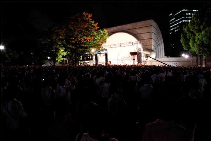 ライブ中の代々木公園野外ステージの全景。