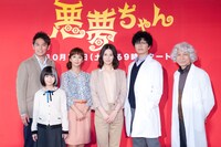 「悪夢ちゃん」出演者6人のフォトセッション。