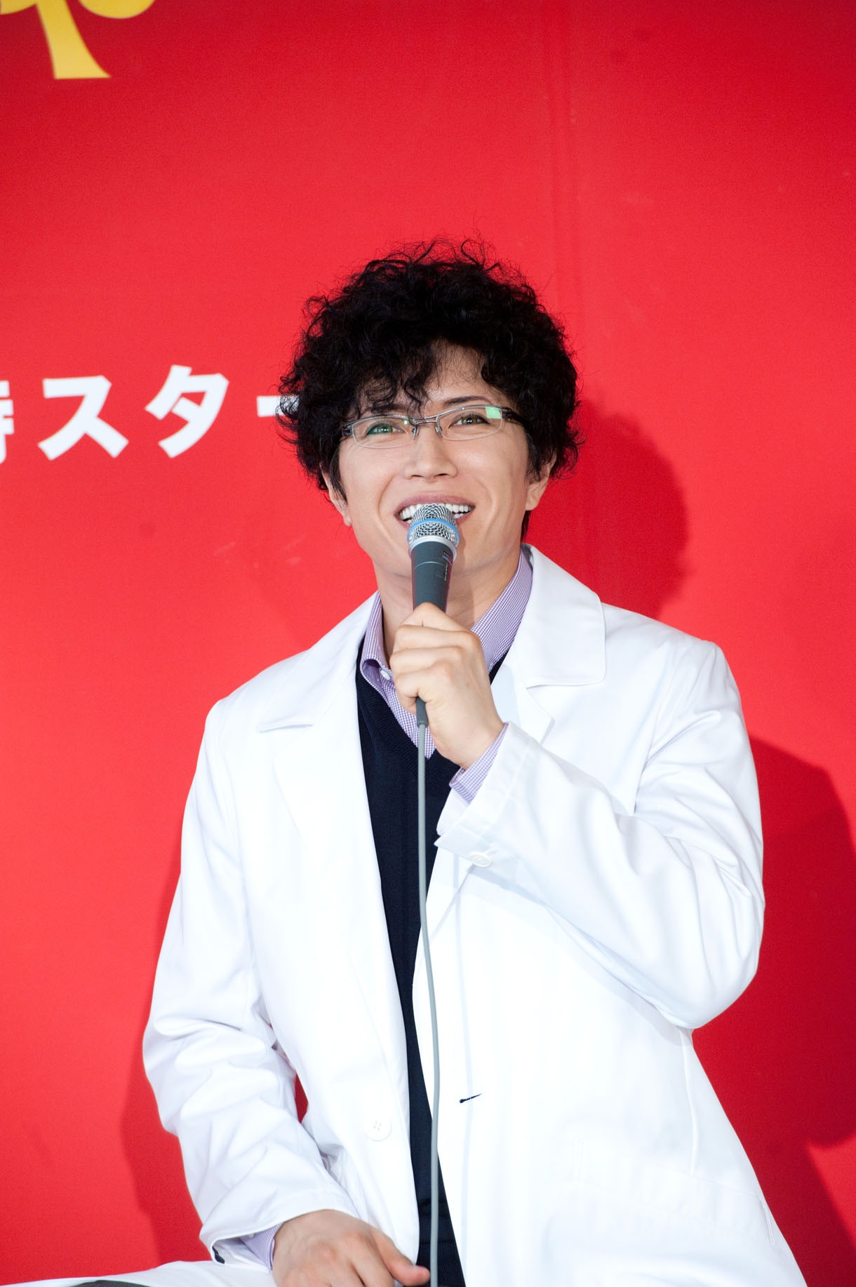 認知神経学准教授・志岐貴として白衣で記者会見に出席したGACKT。