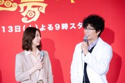 絶妙な関係性を演じる北川景子（写真左）とGACKT（右）。
