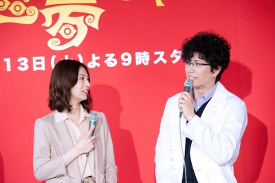 絶妙な関係性を演じる北川景子（写真左）とGACKT（右）。