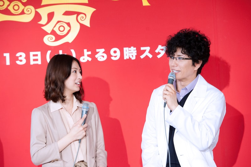 絶妙な関係性を演じる北川景子（写真左）とGACKT（右）。