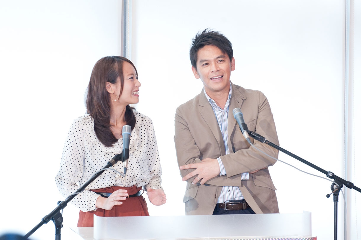 新ドラマ「悪夢ちゃん」記者会見の司会進行を務めたますだおかだ岡田（右）と、上田まりえ日本テレビアナウンサー（左）。