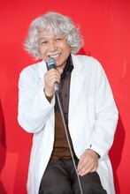 小日向文世が演じるのは認知神経学教授・古藤万之介。悪夢ちゃんの祖父で、GACKT演じる志岐貴にとって憧れの存在。